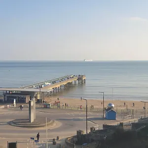 https://beachfront-apartment-with-bbq-sun-deck.bournemouth-hotels.org